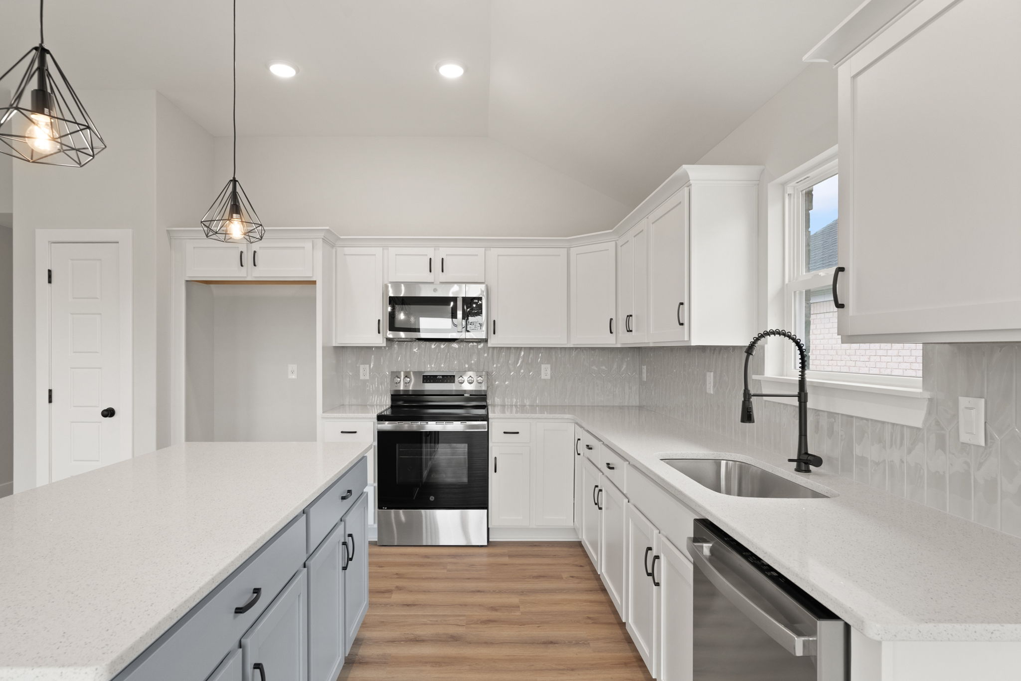 large-0199807f-5c37-73c8-977f-7eacdaa22b6e