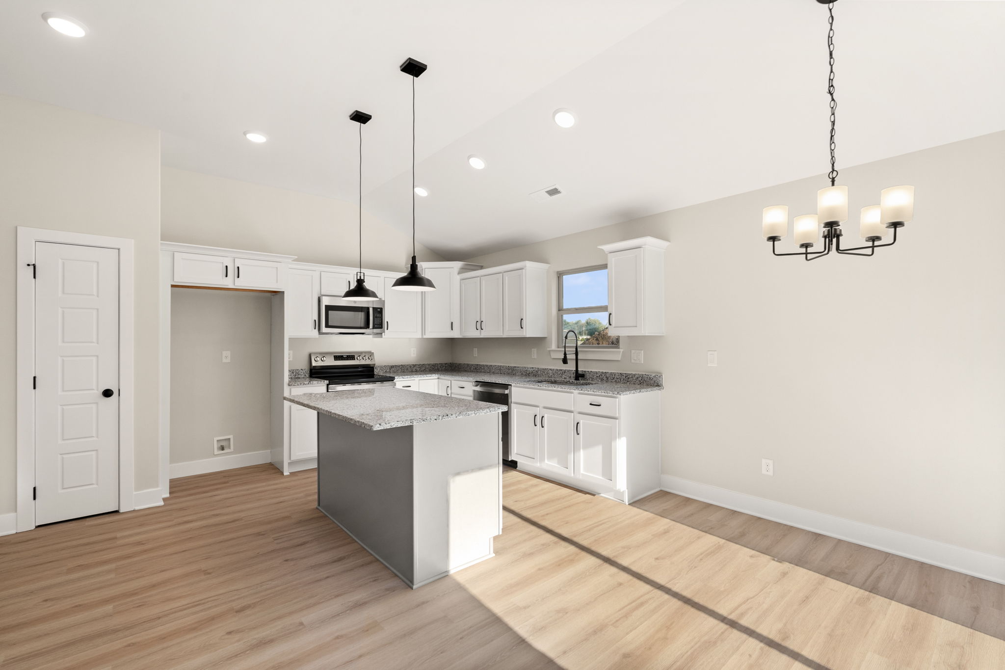 large-0199e73d-0d28-713e-970c-c564b2378e07