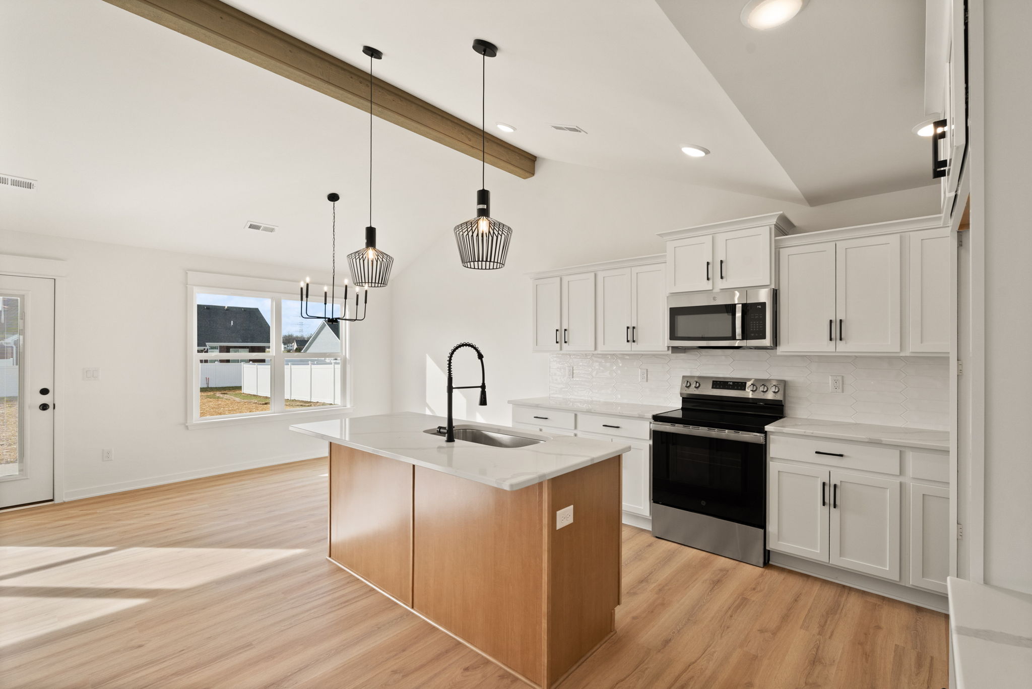 large-019ba75d-6bd6-7387-a148-7358cca9ca9c