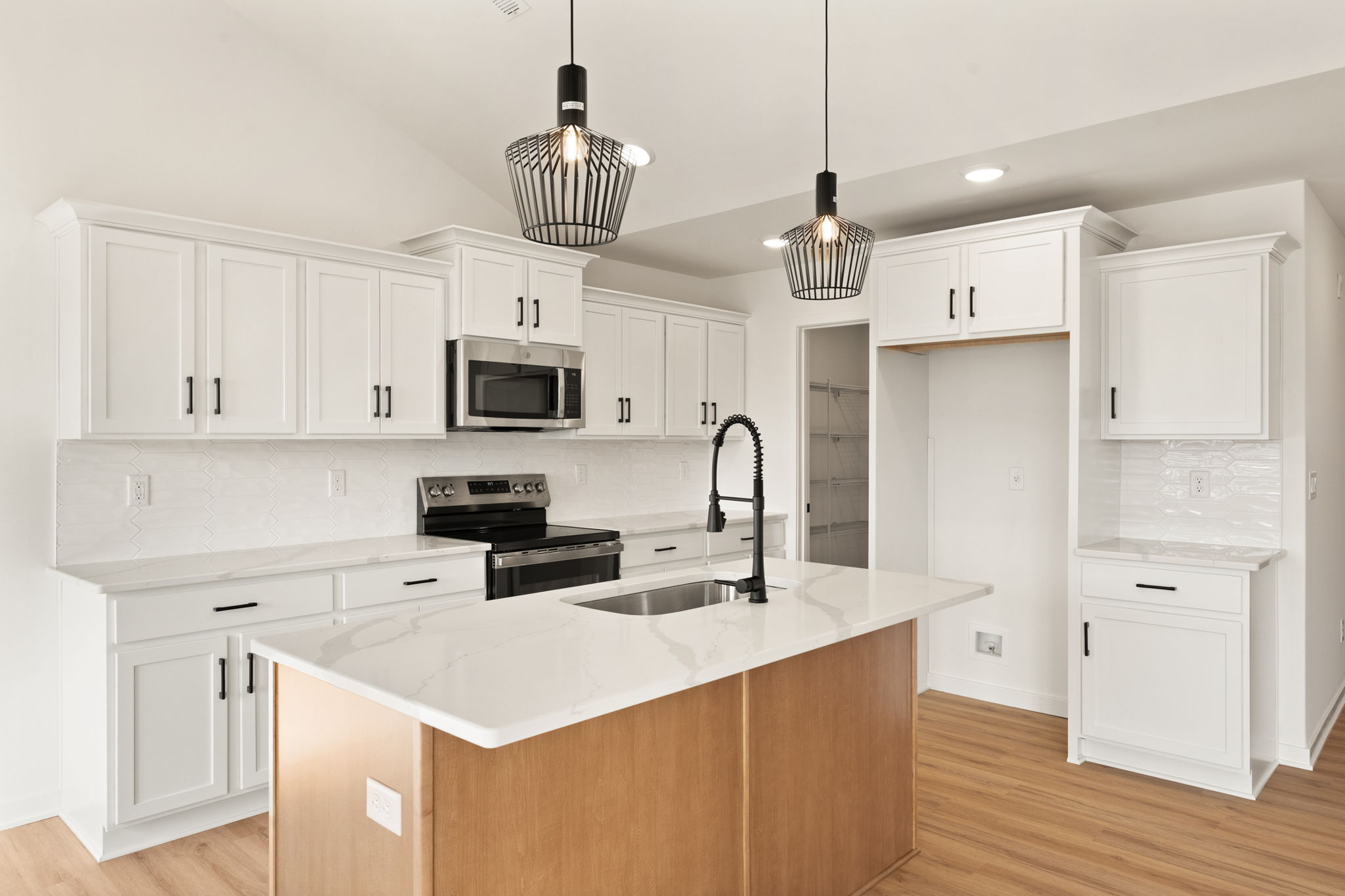 large-019ba75d-6c7c-708e-ab14-c5e282f26483