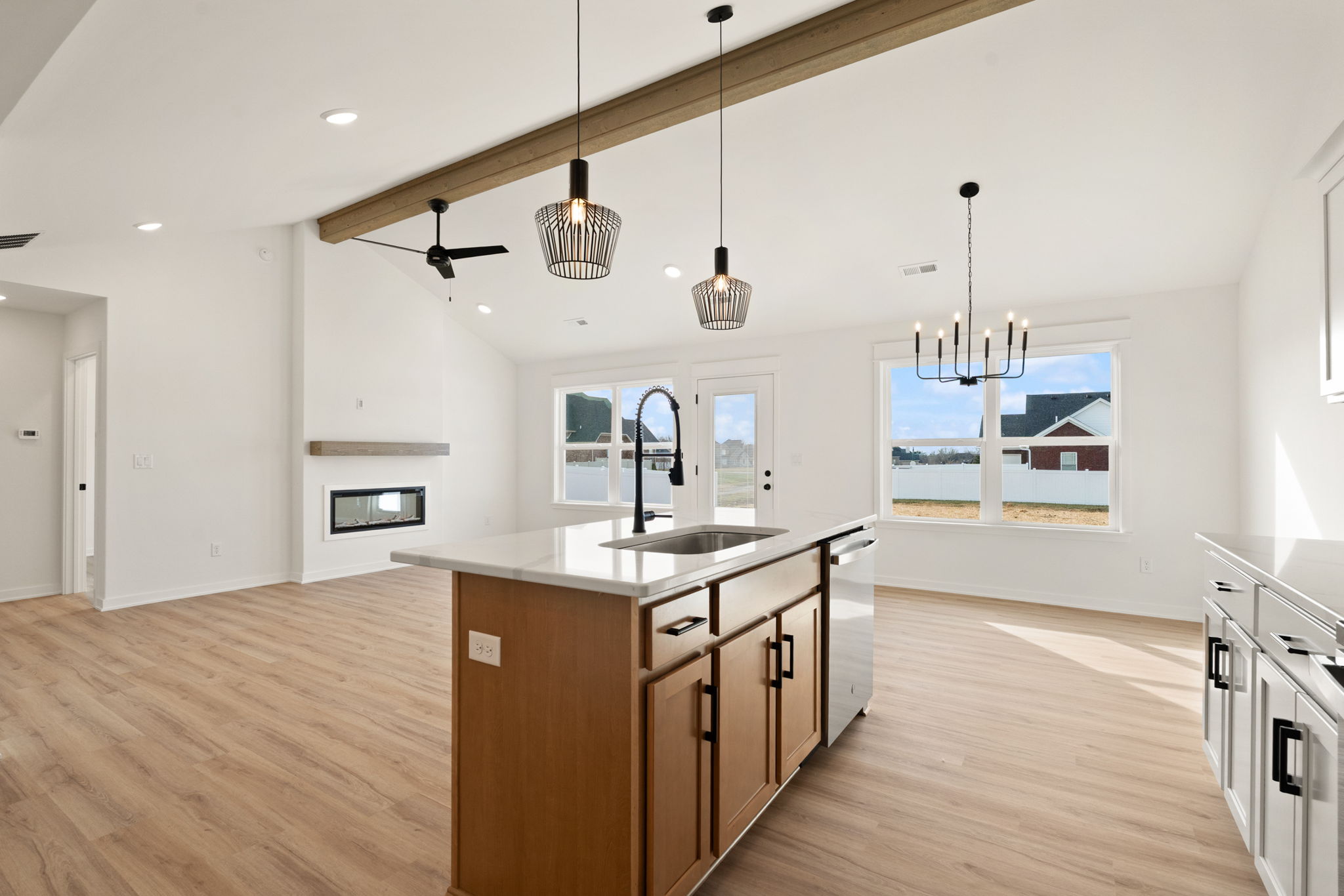 large-019ba75d-6cca-701e-a736-01e275379fac