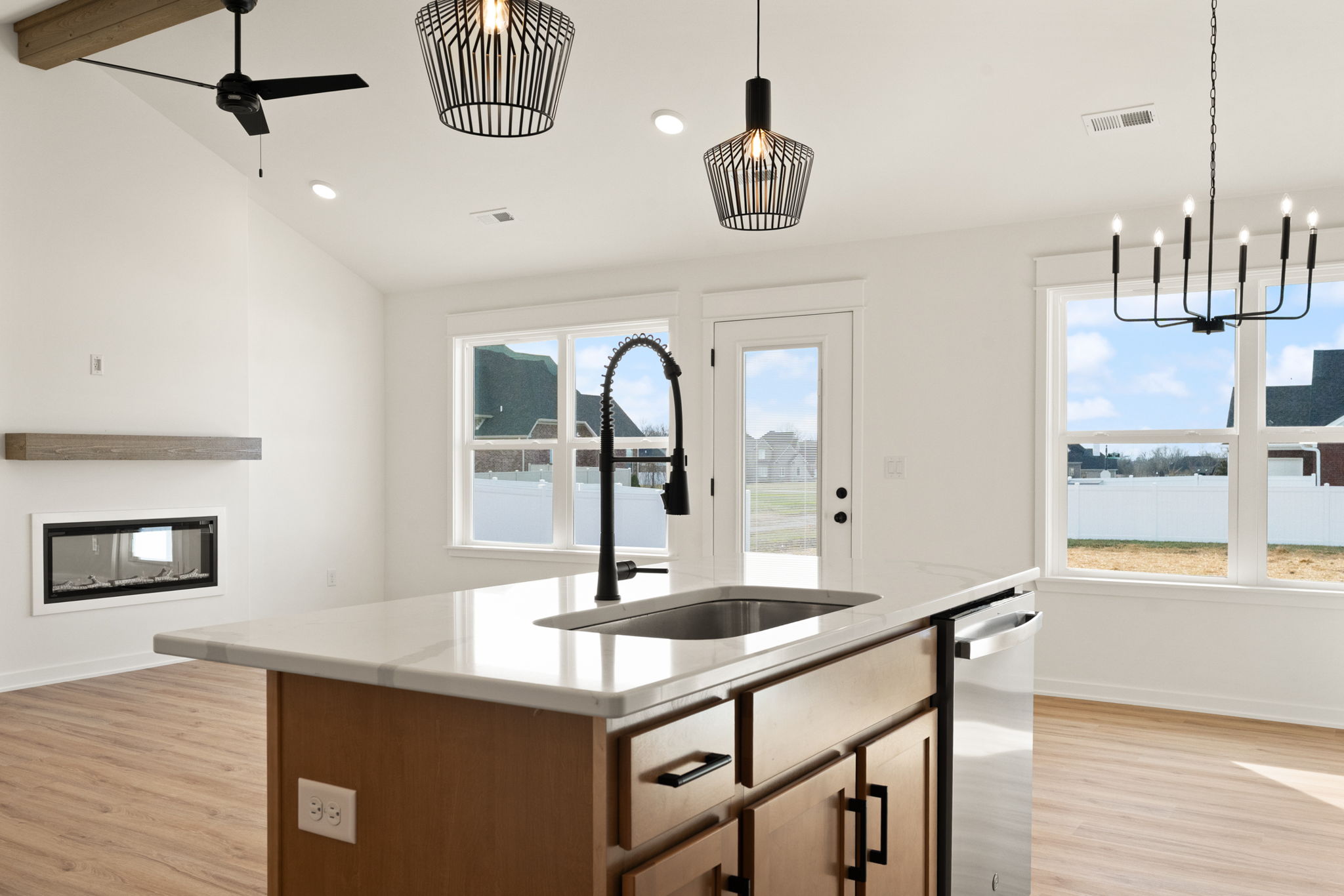 large-019ba75d-6cee-7222-a0c7-ab7490f64f8c